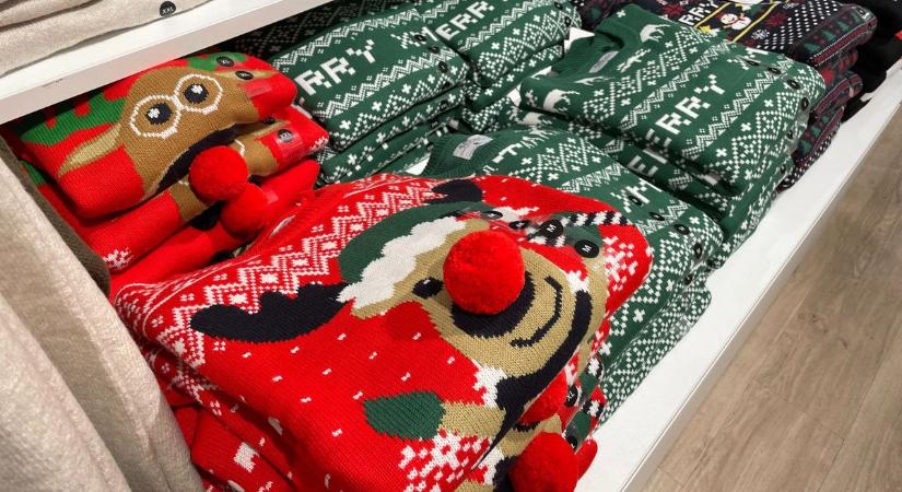 Rikító rémségek Kecskeméten: ezek a csúnya karácsonyi pulcsik tarolnak az üzletekben