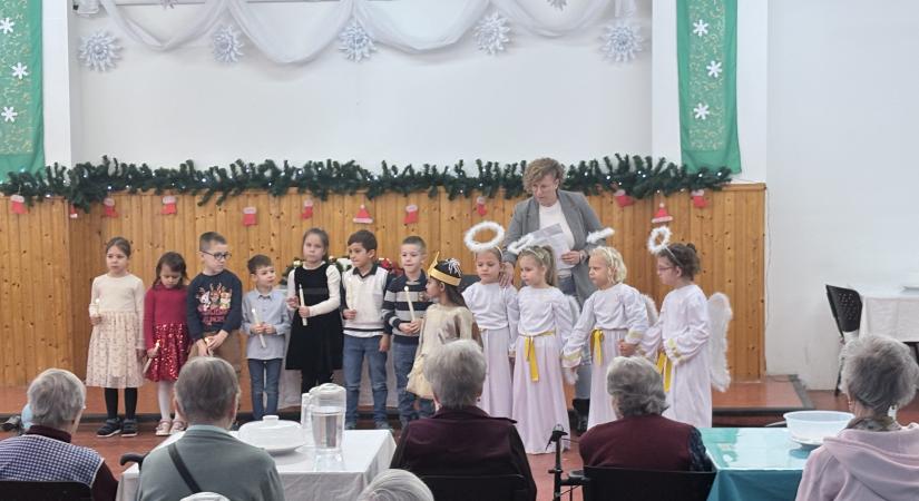 Az ovisok varázsoltak karácsonyt az idősotthonba