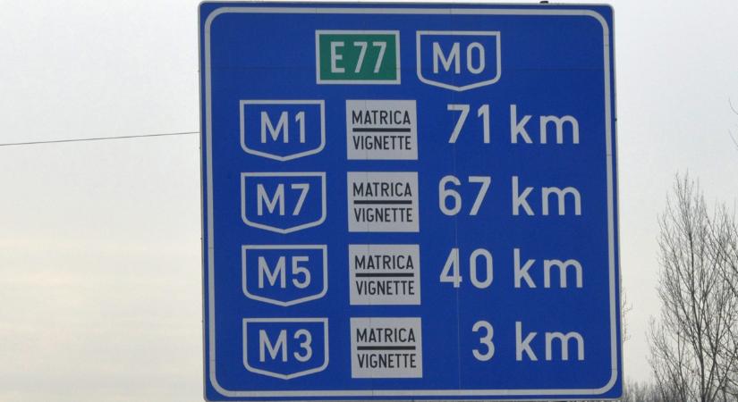 Autóroncsok az M0-s és M3-as találkozásánál