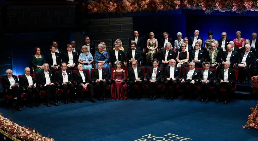 Íme az első fotók: így vette át Krasznahorkai László a Nobel-díjat