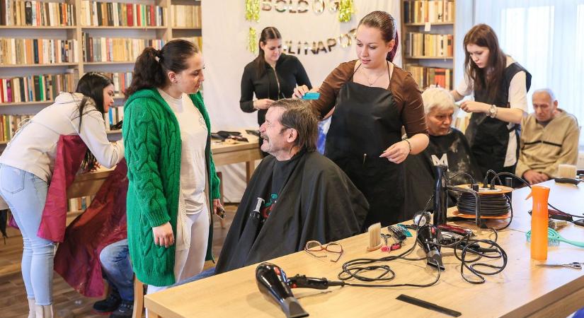 A győri fodrásztanulók ismét bebizonyították, hogy aranyból van a szívük - Sok-sok fotó