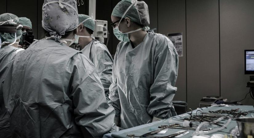 Rendkívül súlyos sérüléseket szenvedett egy gyönyörű sürgősségi ápolónő – a gerince is eltört