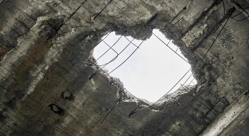 Összeomlott két szomszédos négyemeletes épület – eddig 19 halottról tudni