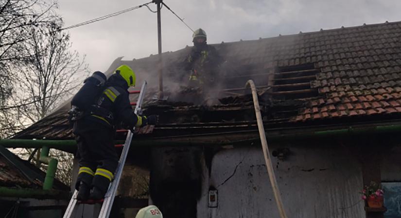 Kigyulladt egy villanyóra-szekrény, füsttel telt meg a padlástér