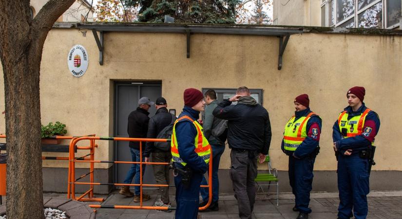 „Katasztrófavédelmi beavatkozás katasztrofális állapotok közepette” – újabb lépést tett a gyermekvédelmi szakma a kaszárnyák világa felé