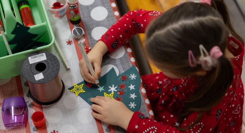 A felnőttek is élvezik a Sárberki Óvodában lévő kézműves vásárt GALÉRIA