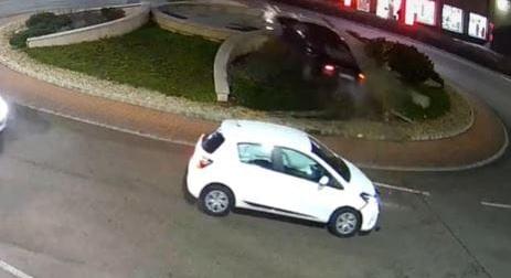 Így landolt a kaposvári szökőkútban egy autó kedd este – videó