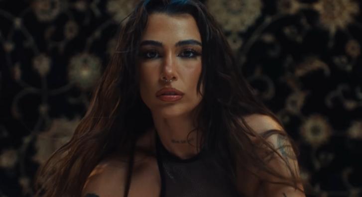 Előkerült néhány fotó Tóth Andi új klipjének forgatásáról, különös dolog szúr szemet a felvételeken