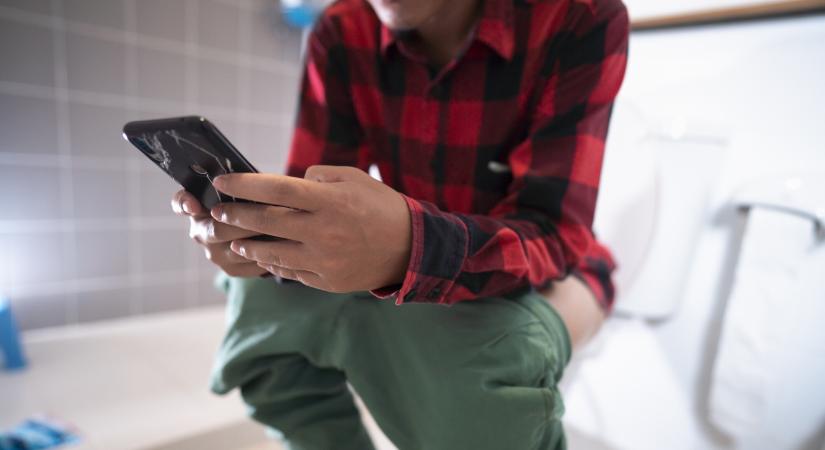 Okostelefon a vécében: 7 nyomós érv, hogy ne vidd magaddal