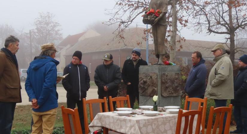 Lecsóval egy szobor tövében megemlékezni? Szentesen ez is megtörtént