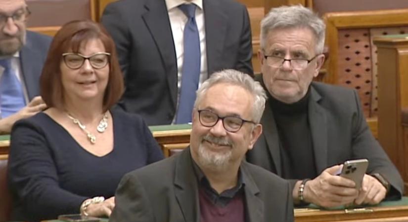 Latorcai János mosolyra fakasztotta a DK-frakciót, amikor megdorgálta Arató Gergelyt