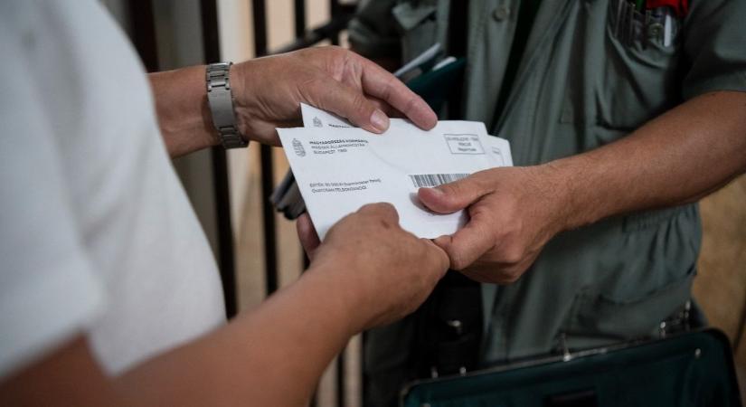 A kormány már 14. havi nyugdíjnál tart, a Tisza viszont még az özvegyi nyugdíjat is megadóztatná