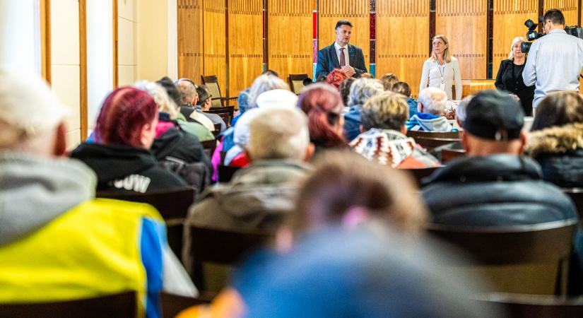 Karácsony előtt ismét megajándékozta a város a közfoglalkoztatottakat