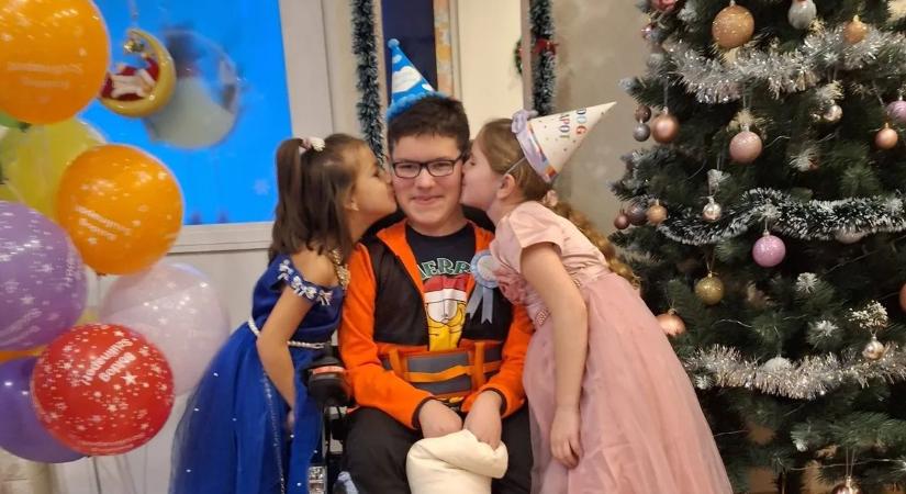 Kész csoda! Megérte és családjával ünnepelhette 17. szülinapját a Duchenne-szindrómás Krisztián