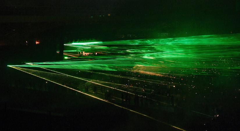 Börtönbüntetést is kaphat, aki nem megfelelően használja a karácsonyi lézerfényeket