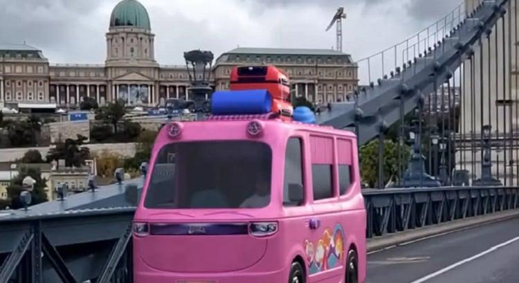 Barbie beparkolt a Kossuth térre – vagy mégse?
