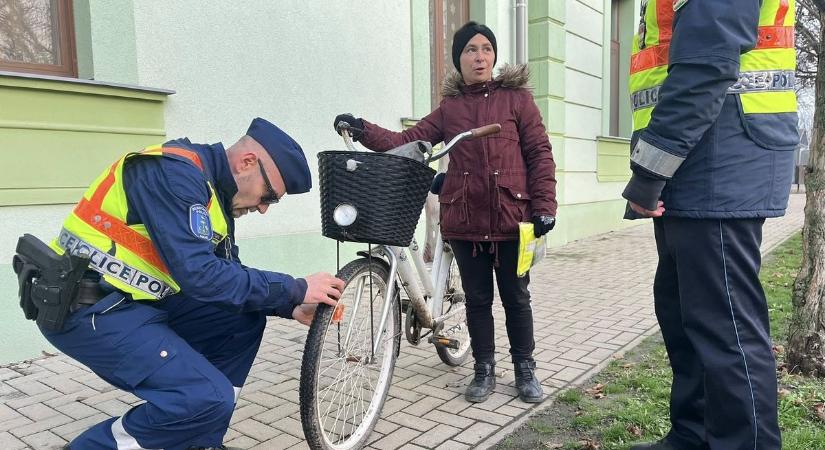 Rendőri akció a községháza előtt: lezárták az utat, mindenkit ellenőriztek