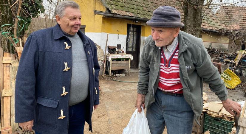 Meglepetésként néhány karácsonyi ajándékot a polgármester személyesen vitt ki az időseknek – fotók