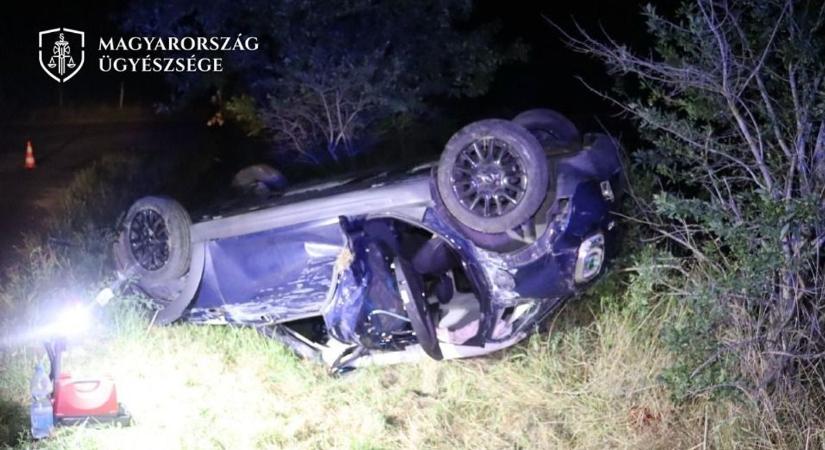 Részegen vezetett, fának csapódott – egyik utasa súlyosan megsérült