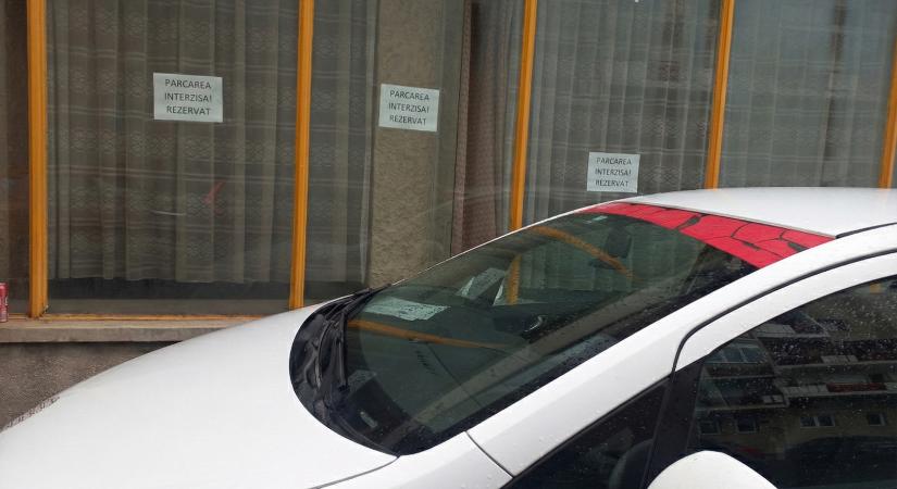 Járdakisajátítás: büntetik azokat, akik papírlappal foglaltak parkolót Sepsiszentgyörgyön