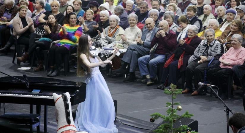 Varázslatos ünnep a szépkorúaknak: teltházas Szenior Karácsonyt tartottak Fehérváron (galéria, videó)