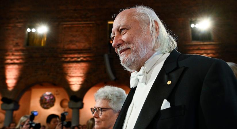 A svéd király átadta Krasznahorkai Lászlónak a Nobel-díjat