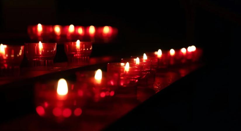 Zokogó családja jelentette be a felfoghatatlan hírt: 55 évesen legyőzte a gyilkos kór a világsztárt