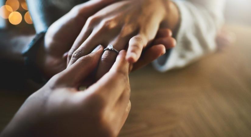 Órákkal az eljegyzés után a tűzoltók vágták le az ujjáról a gyűrűt