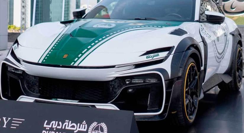 Extrém Ferrarival ünnepli a dubaji rendőrség az álomautóflottája születésnapját