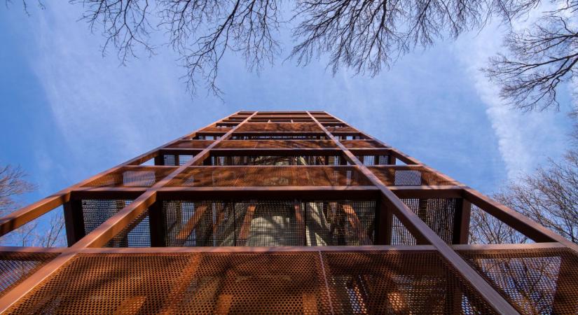 A Mecsek büszkesége az Év kilátójaként vár a Zengő csúcsán