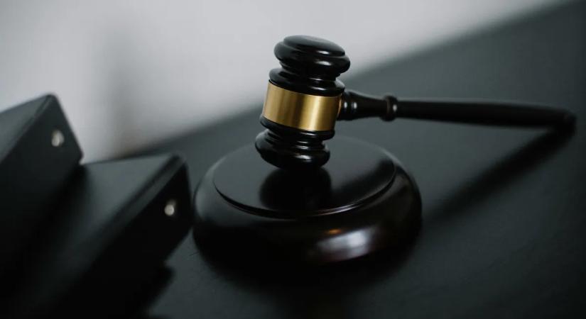 A feleség szerint férje ráesett a késre, ami megölte - Gyilkosság vagy baleset?