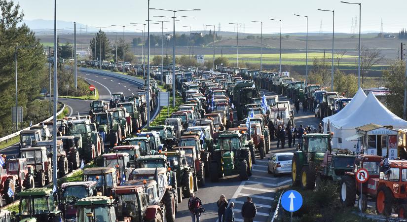 Traktorokkal bénították meg a voloszi kikötőt a dühös görög gazdák