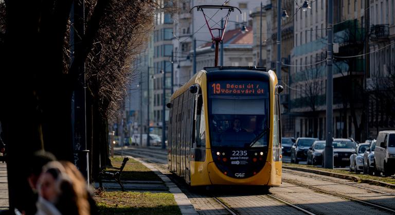 „Elátkozottan tömegközlekedés-ellenes” – Vitézy szerint Újbuda megakadályozná a fonódó villamosok fejlesztését