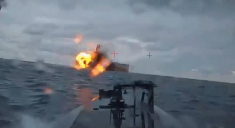 Videón, ahogy az ukrán vízi drónok egy újabb orosz olajszállító tankert rongálnak meg a Fekete-tengeren