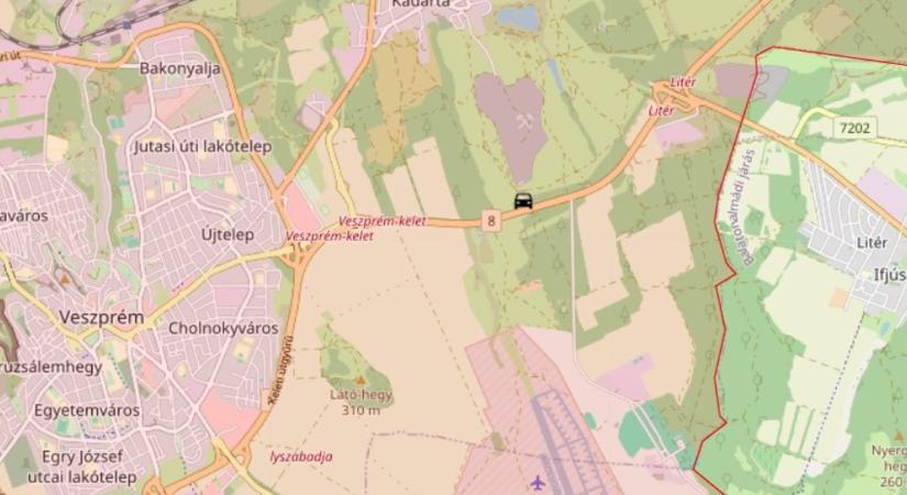 Árokba hajtott egy autó a 8-as főúton