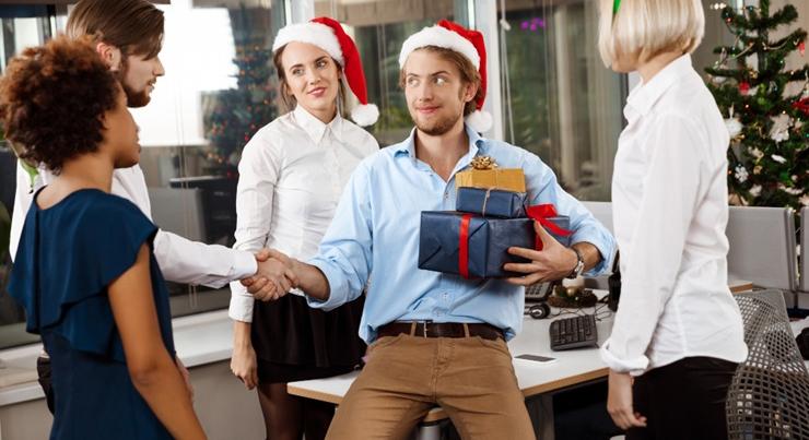 Ünnepi fények, rejtett feszültségek – egyre inkább teher a céges ajándékozás?