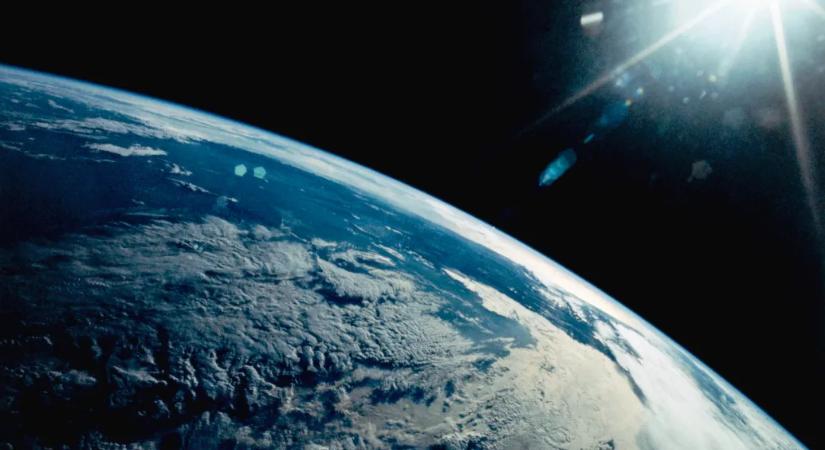 Ha a Föld folyamatosan forog és kering, miért nem érezzük, hogy mozog?