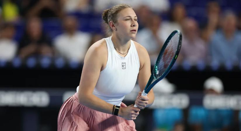 Átlátszó felsőben mutogatta hatalmas melleit a szexi teniszezőnő