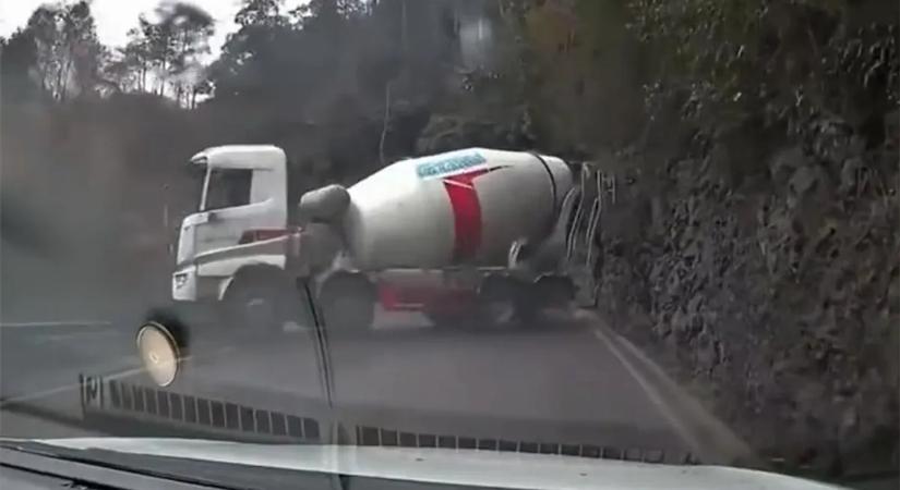 Beletaposott a fékbe a betonkeverős, borzalmas vége lett - videó