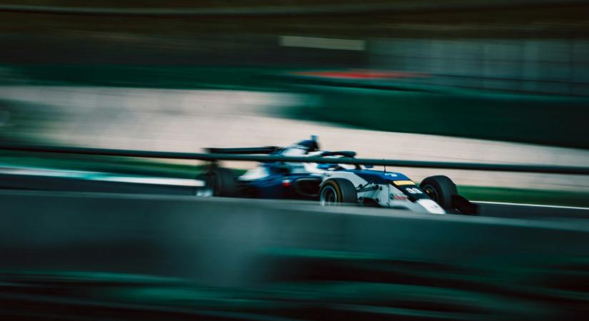 Egy magyar mérnökcsapat már tesztelte az AI-vezette versenyautót