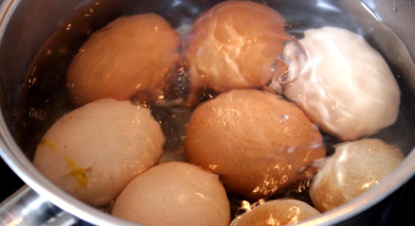 Tedd ezt a tojás főzővizébe: könnyebb lesz meghámozni, mint valaha