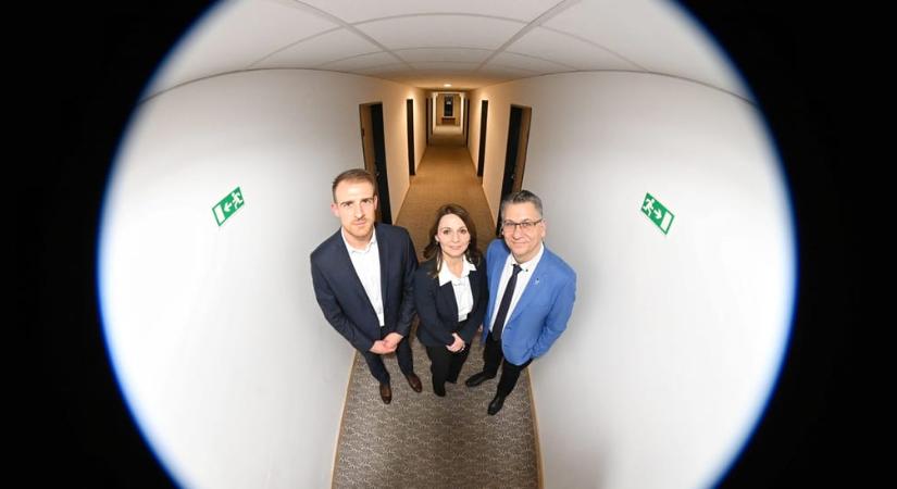 Van, aki már fizetés nélküli szabadságot kért a kampányra, a helyi stábok is összeálltak – a Tisza Párt első frakcióülésén jártunk