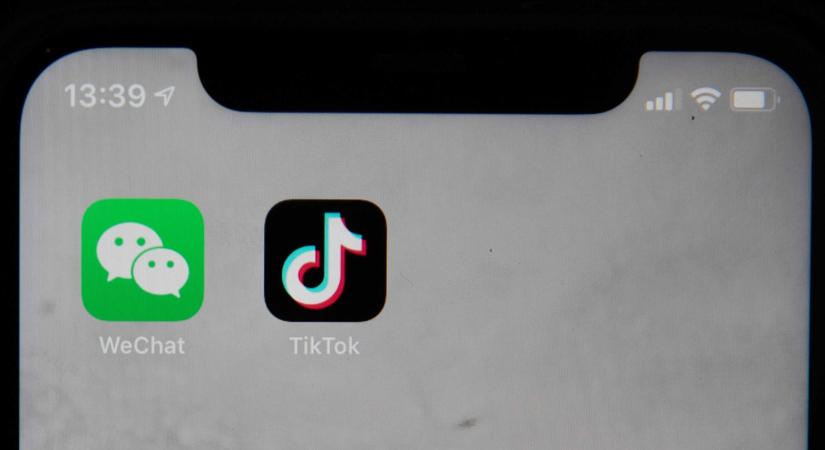 Veszélyes trend a TikTok-on: fiatal fiúk kirívóan öltözködő lányokat fotóznak és minősítenek