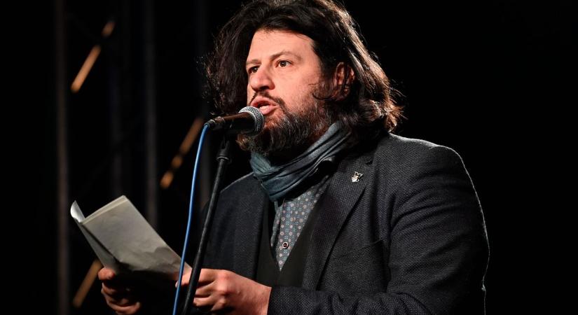 Puzsér Róbert küldte meg a selyemzsinórt Magyar Péternek