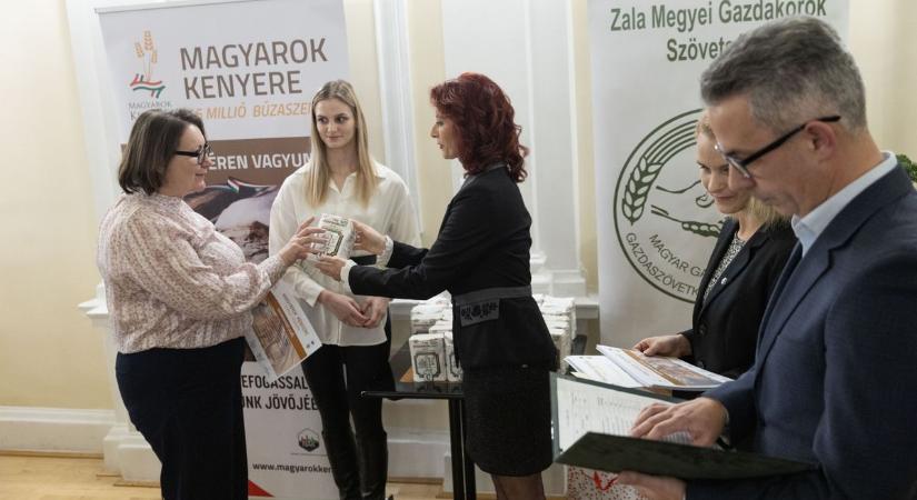 Több tízezer kiló búza és liszt – Idén is célba ért a zalai gazdák önzetlensége (galéria, videó)