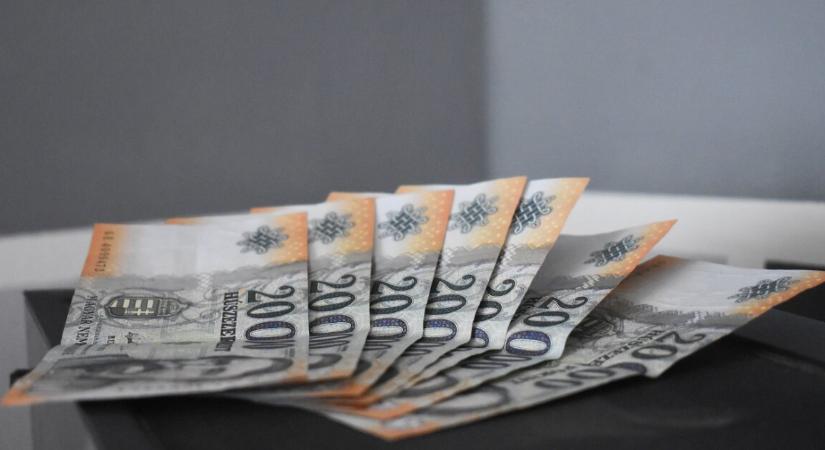 Csütörtök reggelre erősödött a forint – ennyi most 1 euró