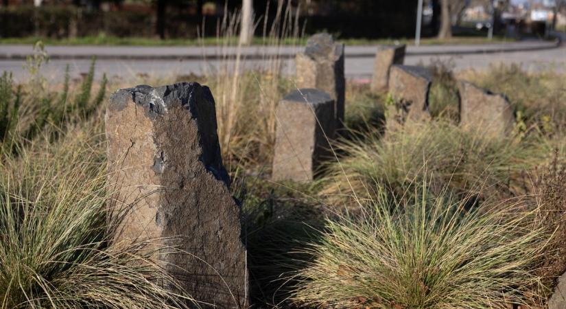 Hatalmas kövek a tatai körforgalomban – ezért kerültek oda