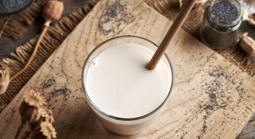 Tele van kalciummal, és egy az egyben helyettesítheted vele a tejet: így készíts párszáz forintból mákitalt