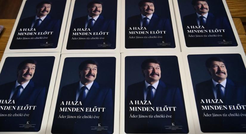 Bemutatták az Áder János volt államfő tíz elnöki évéről szóló könyvet Budapesten