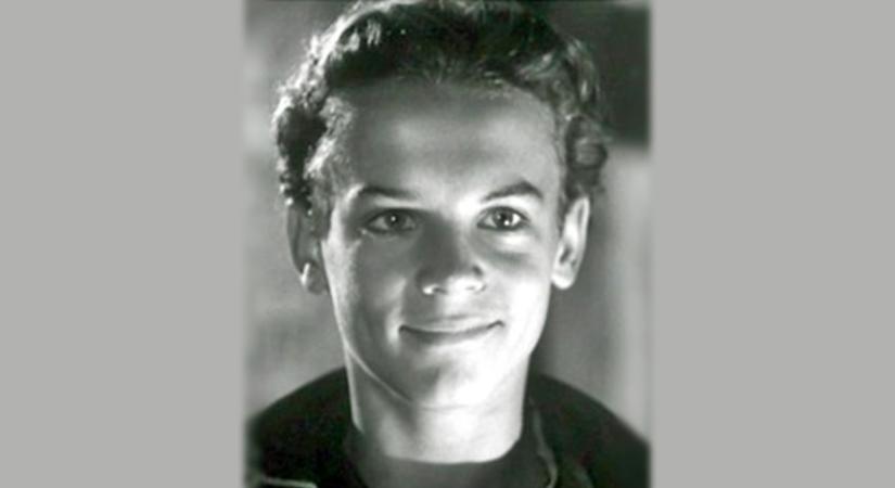 Felismered a képen látható aranyos kölyköt? Ma már 86 éves színészlegenda, hazánkban fogalom lett a neve